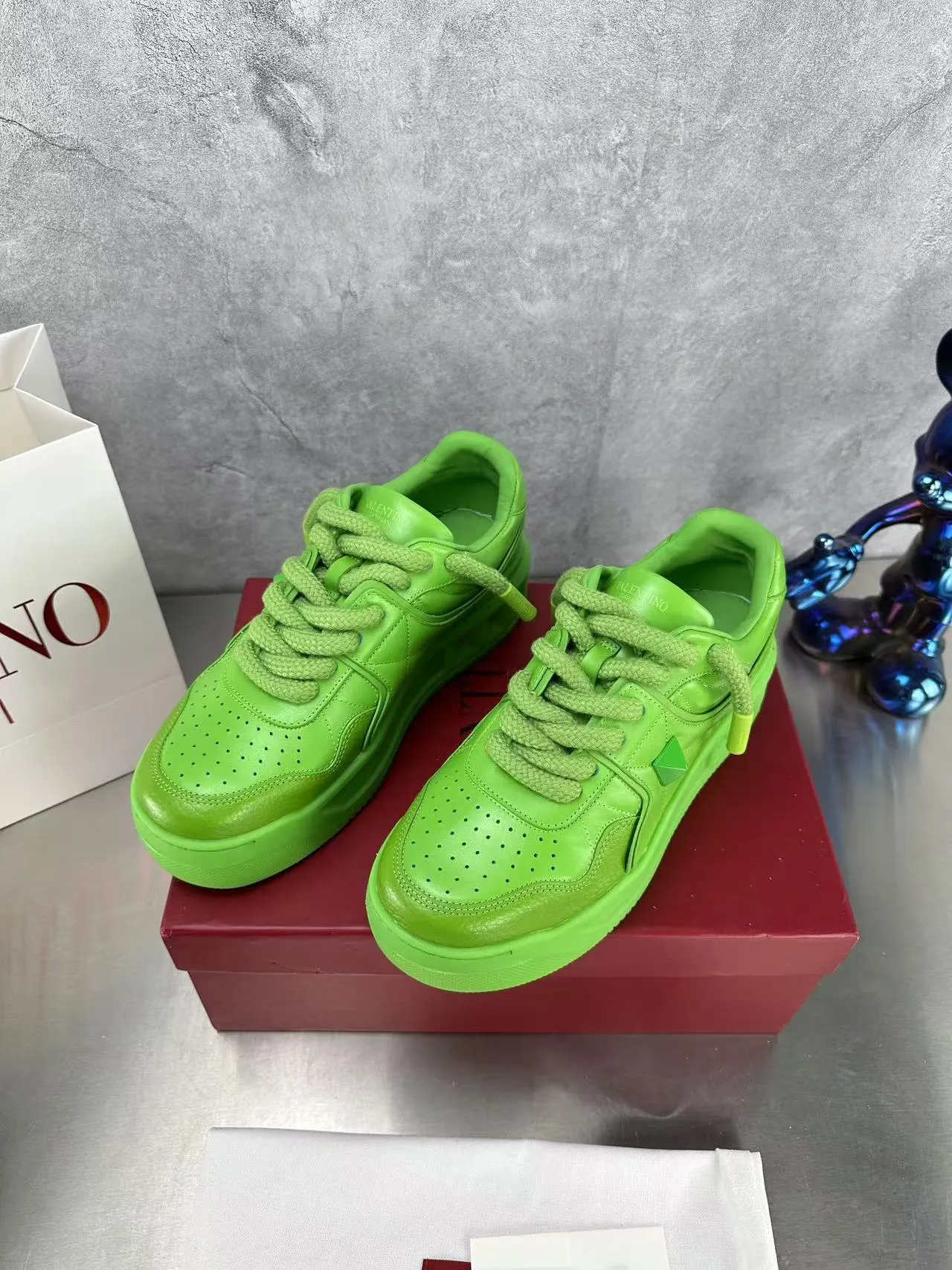 👟👟Ex-factory price 640👟👟 🔺Valentino🔺Valentino new casual shoes 2023 latest model hot style for catwalk couples, thick shoelaces, the same style as Elsa Hosk, Zhang Yixing, Guan Xiaotong and many other stars 🔥 Top version + lasting process, full oil edge on the upper. Fabric: Customized cowhide + cowhide lining with breathable mesh. Outsole: original molded TPU thickened outsole. Size for women is 35-40. Men’s size is 39-45.